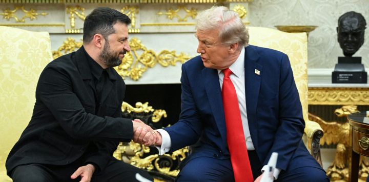 El presidente ucraniano, Volodímir Zelenski, y el presidente estadounidense, Donald Trump, se estrechan la mano durante una reunión en la Oficina Oval de la Casa Blanca en Washington, D.C.