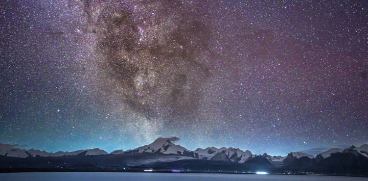 Imagen de la Vía Láctea sobre Baiku Co, en la ciudad de Xigaze, en la región autónoma de Xizang, en el suroeste de China. Baiku Co, con una superficie de agua de aproximadamente 300 kilómetros cuadrados, se encuentra a una altitud de 4.590 metros. Gracias a la excelente calidad del aire en la meseta, la Vía Láctea se puede ver claramente en el cielo estrellado a finales del verano y principios del otoño, creando un magnífico paisaje junto con el lago y las montañas nevadas.
