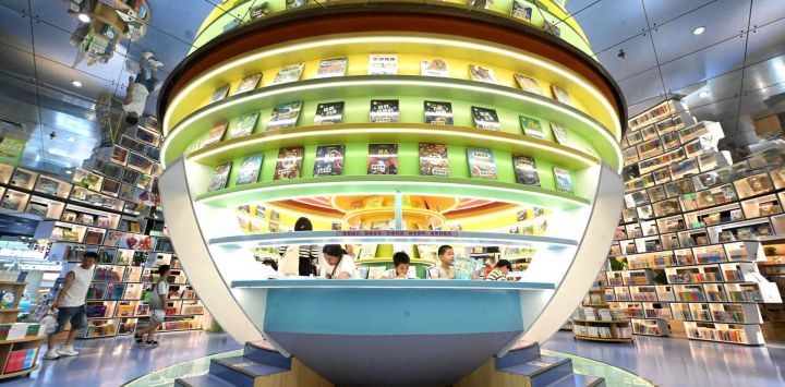 Imagen de niños leyendo libros en una librería, en Shijiazhuang, en la provincia de Hebei, en el norte de China. Niños de toda China participan en diversos tipos de actividades para pasar sus vacaciones de verano.