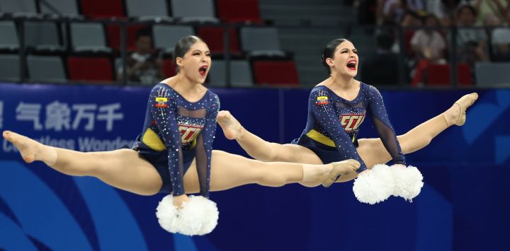 Jennifer García/Fabiana Vélez, de Ecuador, realizan una presentación durante la final de animación deportiva con pompones dobles, en los Juegos Mundiales 2025, en Chengdu, en la provincia de Sichuan, en el suroeste de China.