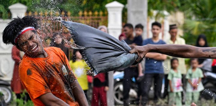 La gente participa en una pelea de almohadas durante las celebraciones del 80.º Día de la Independencia de Indonesia en Garot, a las afueras de Banda Aceh.