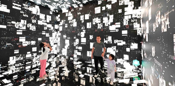 Niñas experimentan la "lectura inmersiva" en una biblioteca, en el distrito de Zhengding de la ciudad de Shijiazhuang, en la provincia de Hebei, en el norte de China.