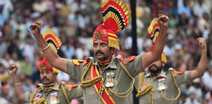 Soldados de la Fuerza de Seguridad Fronteriza de la India (BSF) participan en una ceremonia de retirada en vísperas de las celebraciones del Día de la Independencia del país en el puesto fronterizo entre India y Pakistán de Wagah, a unos 35 km de Amritsar.