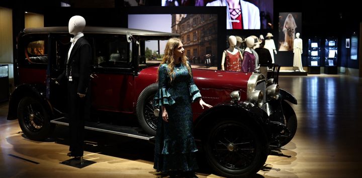 Un miembro del personal de una casa de subastas se encuentra junto a un sedán Sunbeam de 1925 utilizado en la serie de televisión y cine Downton Abbey durante una vista previa de prensa para una exhibición de accesorios, vestuario y otros artículos de la franquicia antes de su subasta, en el centro de Londres.