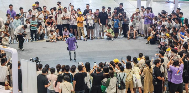 Un robot humanoide de Unitree baila para la audiencia en el Carnaval Tecnológico Juvenil de Wuzhen, en Wuzhen, en la provincia de Zhejiang, en el este de China.