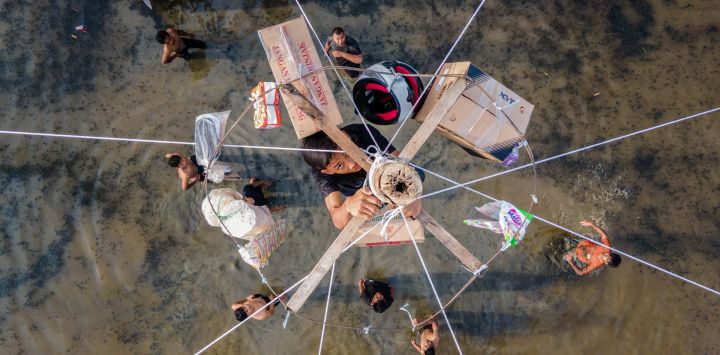Una imagen aérea muestra a un participante trepando un poste engrasado durante un juego tradicional llamado "Panjat Pinang" para recoger premios colgados en la cima durante las celebraciones del 80.º Día de la Independencia de Indonesia en Garot, a las afueras de Banda Aceh.