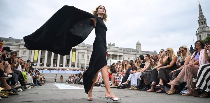 Una modelo presenta una creación de la colección de pasarela Otoño-Invierno 2025-2026 de Topshop Topman, en una presentación especial en Trafalgar Square, Londres.