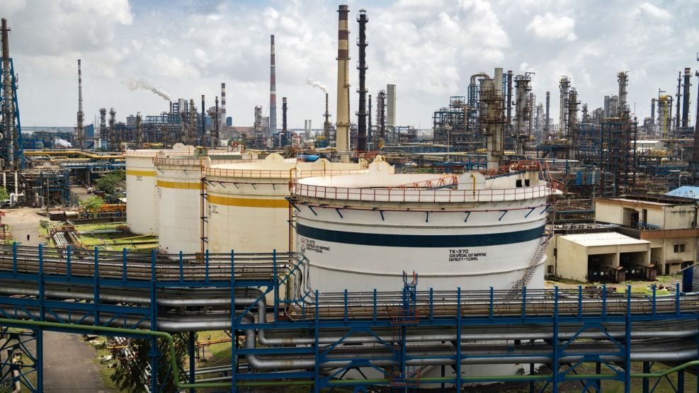 Oil Refineries in Mumbai as Refiners Buy Oil Elsewhere After Russia Pause