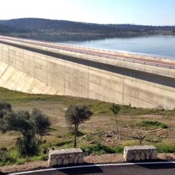 El pantano a día de hoy se encuentra completamente seco, lo que ha echado por tierra las expectativas turísticas y medioambientales.