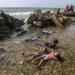 Imagen de niños palestinos desplazados jugando en una playa, en el oeste de la Ciudad de Gaza. | Foto:Xinhua/Rizek Abdeljawad