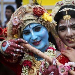 Imagen de personas celebrando el festival Krishna Janmashtami, en Dhaka, Bangladesh. El festival se celebra anualmente para marcar el aniversario de nacimiento del dios hindú Krishna. | Foto:Xinhua/Habibur Rahman
