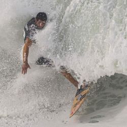 Un surfista compite durante el Itacoatiara Big Wave 2025 en la playa de Itacoatiara en Niteroi, estado de Río de Janeiro, Brasil. | Foto:PABLO PORCIUNCULA / AFP