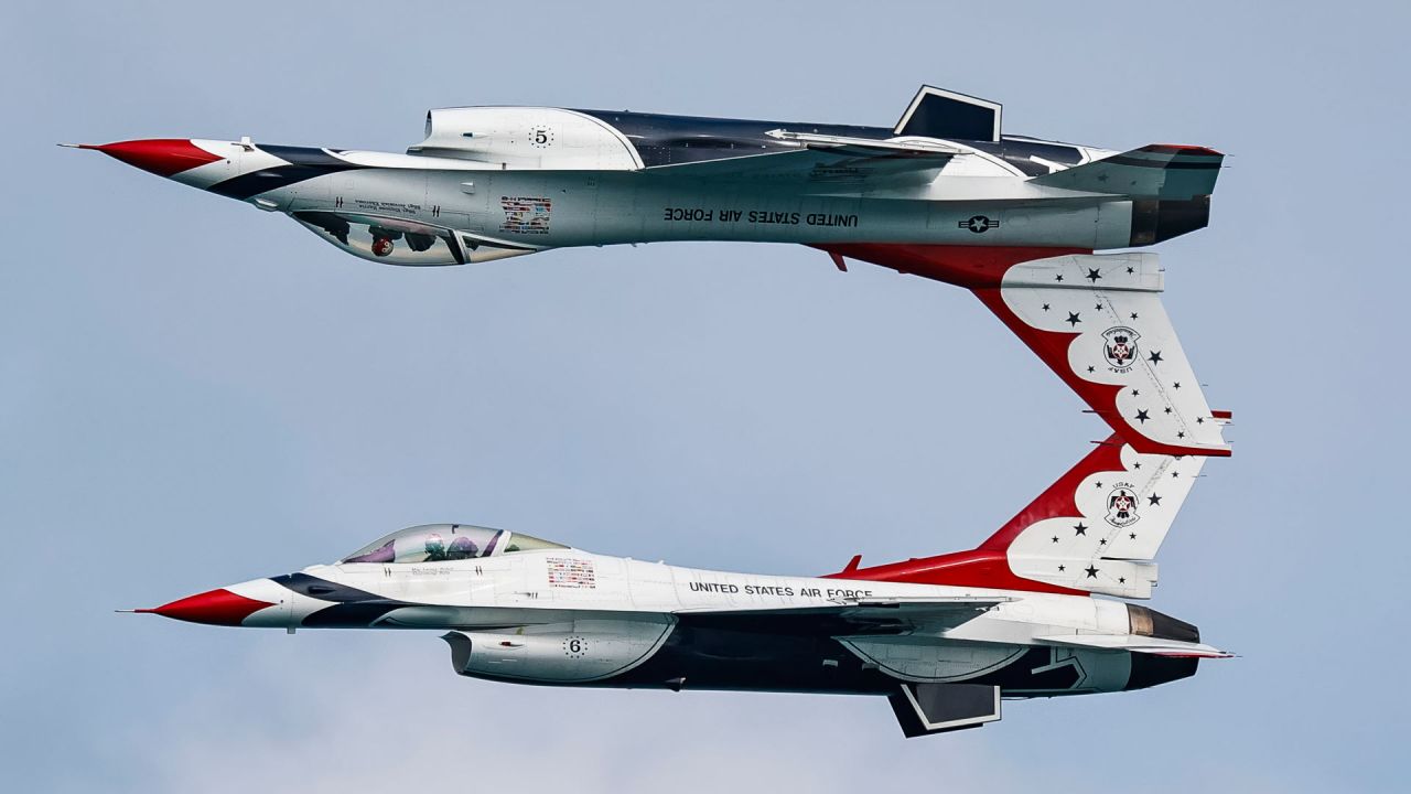 Imagen del Escuadrón de Demostración Aérea de la Fuerza Aérea de Estados Unidos, conocido como los "Thunderbirds", realizando una presentación en el Espectáculo Aéreo y Acuático de Chicago 2025, en Chicago, Estados Unidos. | Foto:Xinhua/Joel Lerner