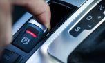 ¿Qué sucede si accionamos el freno de estacionamiento electrónico mientras manejamos?