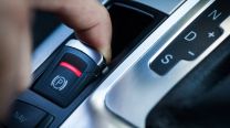 ¿Qué sucede si accionamos el freno de estacionamiento electrónico mientras manejamos?