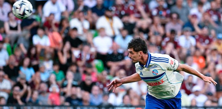 El delantero argentino del Estrasburgo, Joaquín Panichelli, marcó de cabeza un gol durante el partido de la primera división francesa entre el Metz y el Estrasburgo en el estadio Saint-Symphorien de Metz.