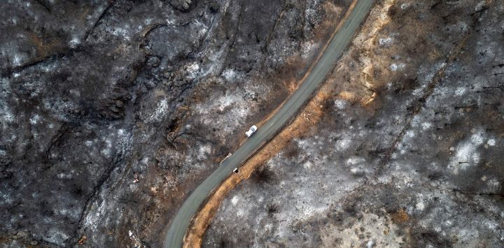 Esta vista aérea muestra una carretera que atraviesa terrenos arrasados por los incendios forestales, cerca del pueblo de Jonquieres, en el departamento de Aude, en el sur de Francia.