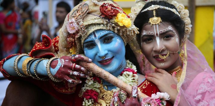 Imagen de personas celebrando el festival Krishna Janmashtami, en Dhaka, Bangladesh. El festival se celebra anualmente para marcar el aniversario de nacimiento del dios hindú Krishna.