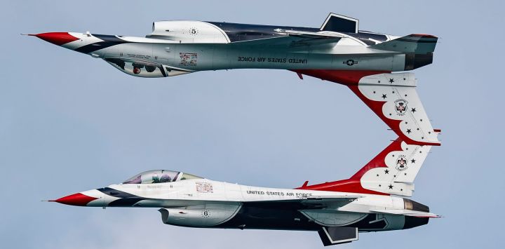 Imagen del Escuadrón de Demostración Aérea de la Fuerza Aérea de Estados Unidos, conocido como los "Thunderbirds", realizando una presentación en el Espectáculo Aéreo y Acuático de Chicago 2025, en Chicago, Estados Unidos.