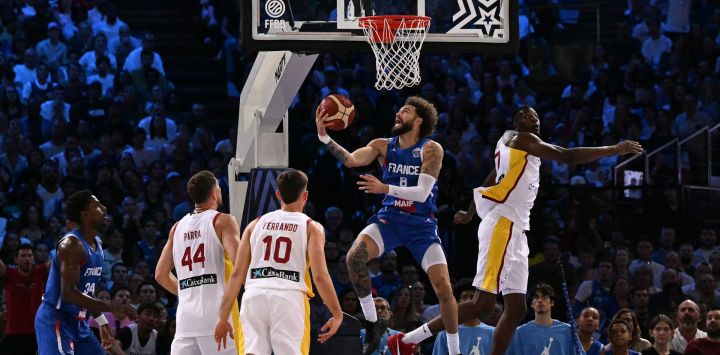 La francesa Isaia Cordinier intenta la canasta superando a la española Yankuba Sima durante un partido de basquet entre Francia y España en preparación para el EuroBasket FIBA 2025 en el Accor Arena - Palais Omnisports de Paris-Bercy - en París.