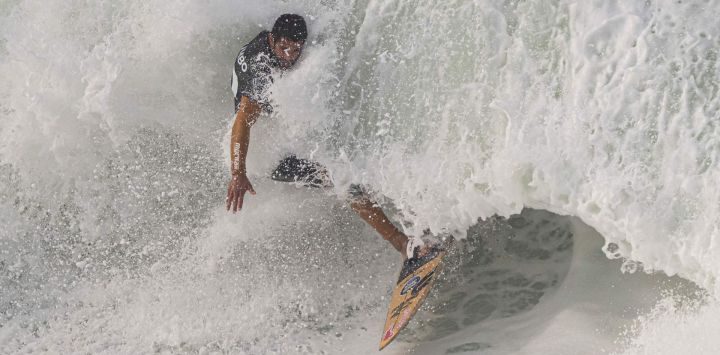Un surfista compite durante el Itacoatiara Big Wave 2025 en la playa de Itacoatiara en Niteroi, estado de Río de Janeiro, Brasil.