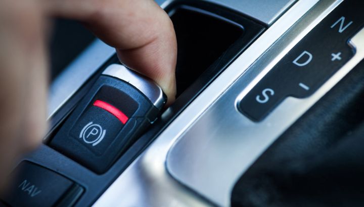 ¿Qué sucede si accionamos el freno de estacionamiento electrónico mientras manejamos?