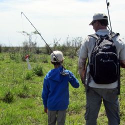 La pesca no es solo un deporte, sino una actividad recreativa saludable que fomenta la conexión intergeneracional y fortalece los lazos de amistad, especialmente valiosa para personas mayores. 