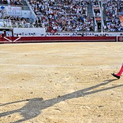 El matador francés Sébastien Castella celebra tras luchar contra un toro en Béziers, sur de Francia. | Foto:GABRIEL BOUYS / AFP