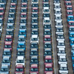 Nuevos vehículos MG estacionados en el puerto de Lianyungang, en la provincia oriental china de Jiangsu. | Foto:AFP