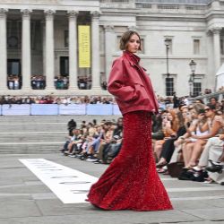 Una modelo presenta una creación de la colección de pasarela Otoño-Invierno 2025-2026 de Topshop Topman, en una presentación especial en Trafalgar Square, Londres. | Foto:JUSTIN TALLIS / AFP