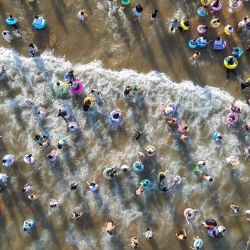 Una vista aérea muestra a personas refrescándose en una playa en Qingdao, en la provincia oriental china de Shandong. | Foto:AFP