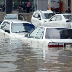 Vehículos quedan sumergidos en el agua tras las fuertes lluvias monzónicas, en Karachi, Pakistán. | Foto:Xinhua/Str