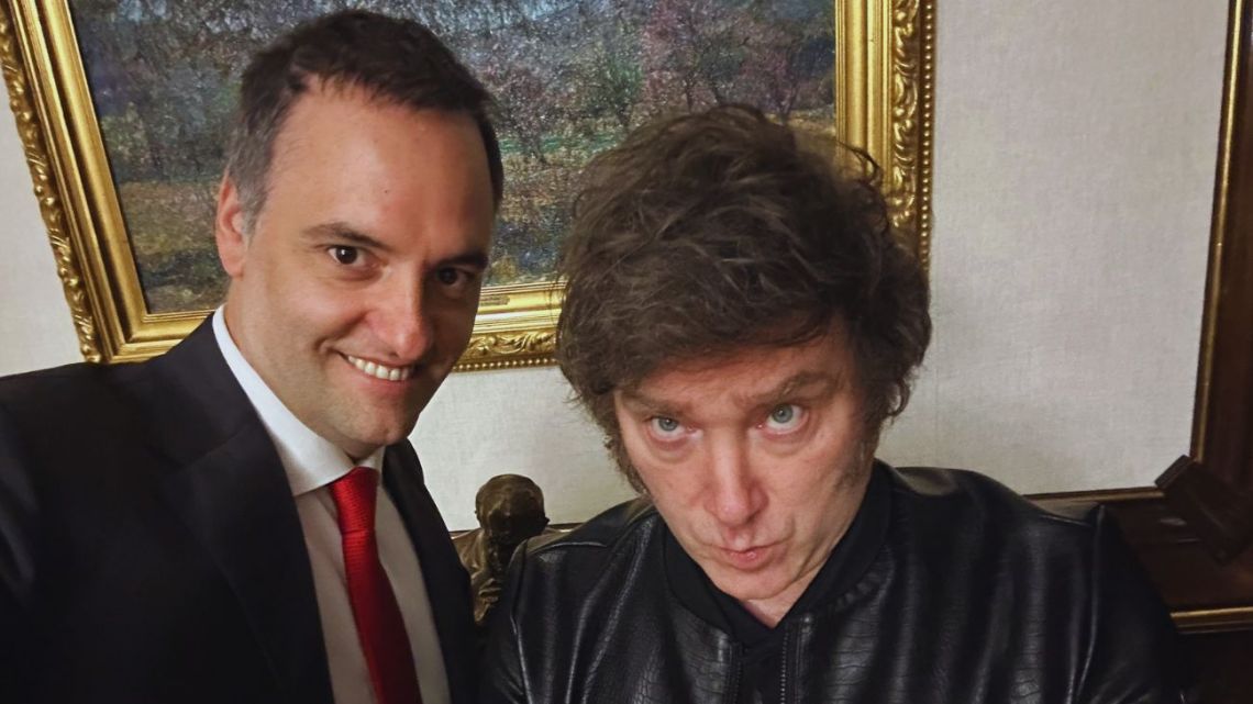 Javier Milei le toma juramento al nuevo Jefe de Gabinete, Manuel Adorni