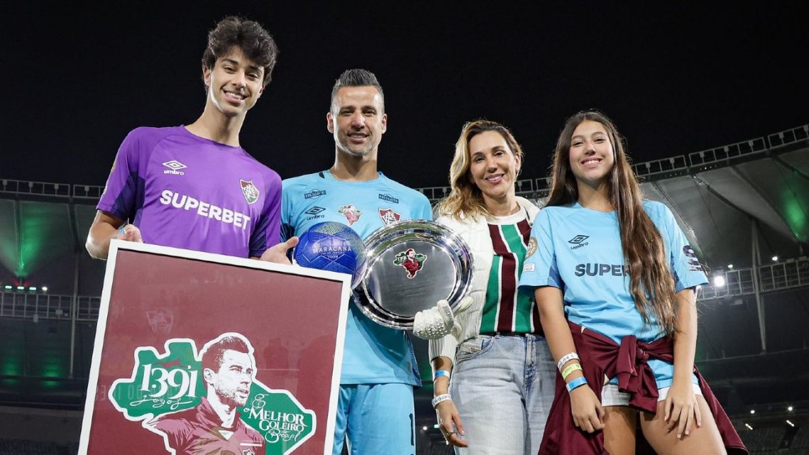 Fábio and his family celebrate the landmark achievement.