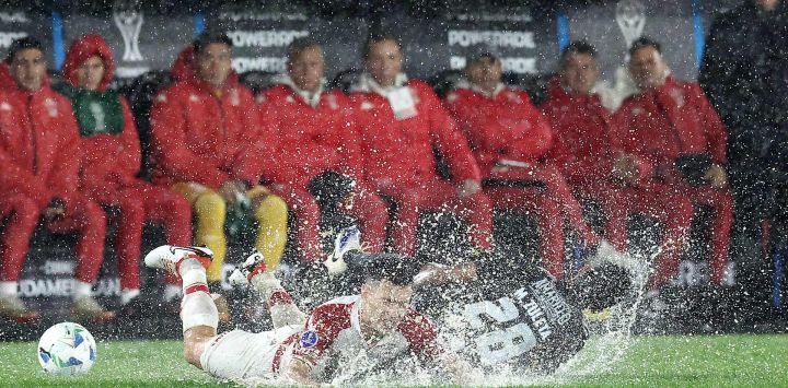 El defensor de Huracán Tomás Guidara y el mediocampista de Once Caldas Mateo Zuleta luchan por la pelota durante el partido de vuelta de octavos de final de la Copa Sudamericana entre Huracán de Argentina y Once Caldas de Colombia en el estadio Tomás Adolfo Duco de Buenos Aires.