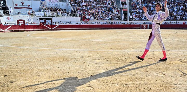 El matador francés Sébastien Castella celebra tras luchar contra un toro en Béziers, sur de Francia.