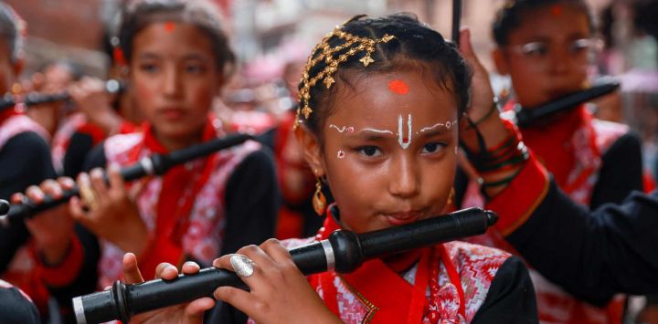 Imagen de personas participando en un desfile durante el festival Krishna Janmashtami, en Bhaktapur, Nepal. El festival se celebra anualmente para conmemorar el aniversario del nacimiento del dios hindú Krishna.