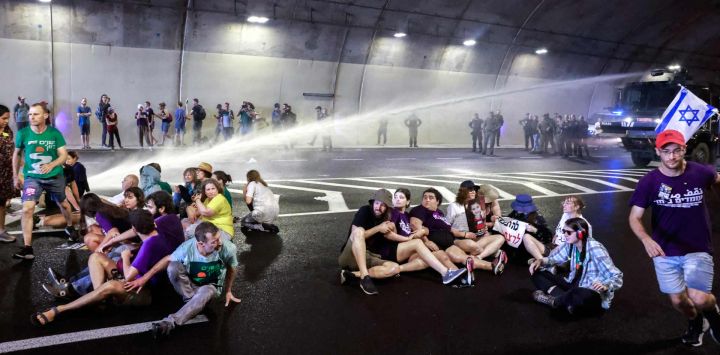 La policía israelí utiliza un cañón de agua para dispersar a los manifestantes que bloqueaban el tráfico en un túnel. Familiares y simpatizantes de israelíes secuestrados por militantes de Hamás en Gaza desde los atentados del 7 de octubre de 2023 protestan en Jerusalén exigiendo la acción del gobierno para asegurar su liberación.