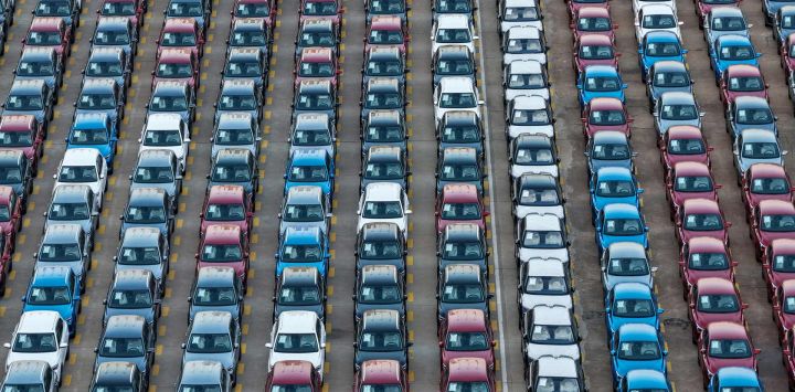 Nuevos vehículos MG estacionados en el puerto de Lianyungang, en la provincia oriental china de Jiangsu.