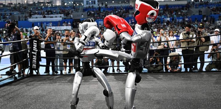 Robots compiten en un evento de boxeo durante los Juegos Mundiales de Robots Humanoides en Beijing.