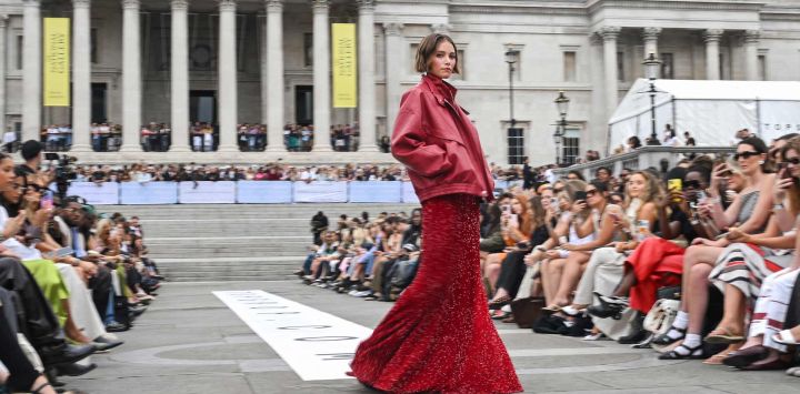 Una modelo presenta una creación de la colección de pasarela Otoño-Invierno 2025-2026 de Topshop Topman, en una presentación especial en Trafalgar Square, Londres.