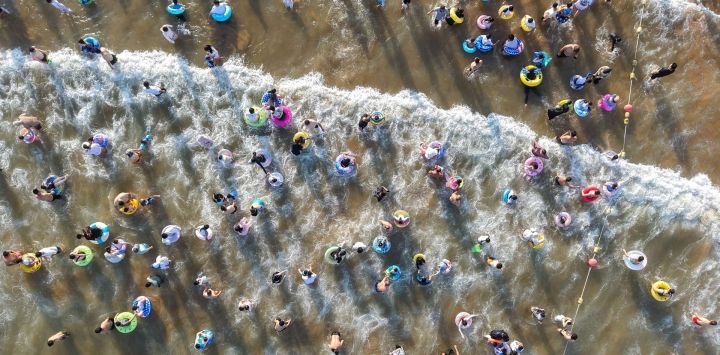 Una vista aérea muestra a personas refrescándose en una playa en Qingdao, en la provincia oriental china de Shandong.