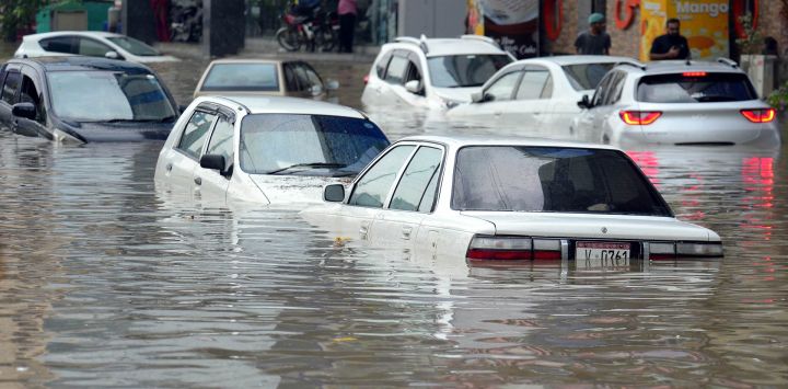 Vehículos quedan sumergidos en el agua tras las fuertes lluvias monzónicas, en Karachi, Pakistán.
