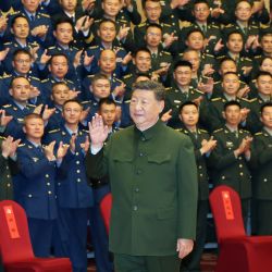 El presidente chino, Xi Jinping, también secretario general del Comité Central del Partido Comunista de China y presidente de la Comisión Militar Central, se reúne representantes del personal militar estacionado en Xizang, en Lhasa, en el suroeste de China. | Foto:Xinhua/Li Gang
