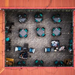 Esta vista aérea muestra a unos clientes sentados en la terraza de un restaurante junto a la laguna en Lagos, Nigeria. | Foto:OLYMPIA DE MAISMONT / AFP