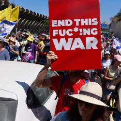 Familiares y simpatizantes de israelíes retenidos como rehenes por militantes de Hamás en Gaza desde los ataques del 7 de octubre de 2023, portan pancartas y banderas nacionales durante una protesta en Jerusalén, exigiendo la acción del gobierno para asegurar su liberación. | Foto:MENAHEM KAHANA / AFP