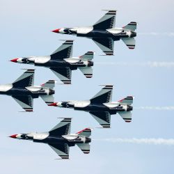 Imagen del Escuadrón de Demostración Aérea de la Fuerza Aérea de Estados Unidos, conocido como los "Thunderbirds", realizando una presentación en el Espectáculo Aéreo y Acuático de Chicago 2025, en Chicago, Estados Unidos. | Foto:Xinhua/Joel Lerner