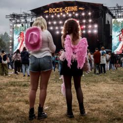 Los fans del músico estadounidense Chapell Roan escuchan durante un concierto del festival de música Rock en Seine en Saint-Cloud, cerca de París. | Foto:Guillaume BAPTISTE / AFP
