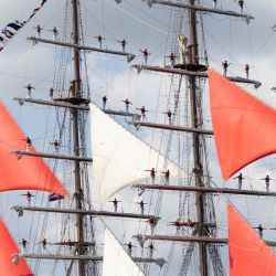 Marineros en los mástiles de un velero navegan hacia Amsterdam, Países Bajos. Sail Amsterdam, el principal festival marítimo de los Países Bajos, celebrado por primera vez hace 50 años, inauguró su décima edición tras una década de descanso. | Foto:Xinhua/Sylvia Lederer