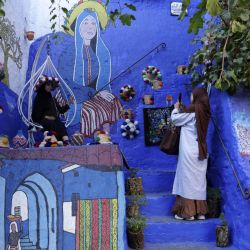 Una mujer posa para una foto en la medina de Chefchaouen, ciudad del noroeste de Marruecos, conocida por sus edificios en tonos azules. | Foto:Abdel Majid Bziouat / AFP